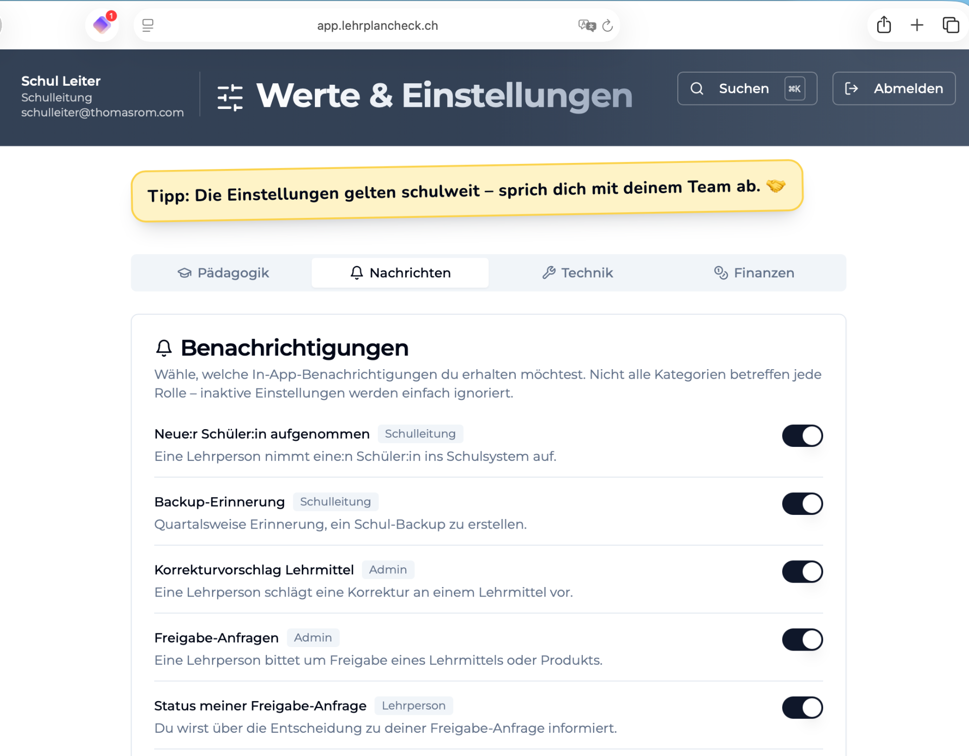 Schulweite Benachrichtigungen – pro Rolle steuerbar.